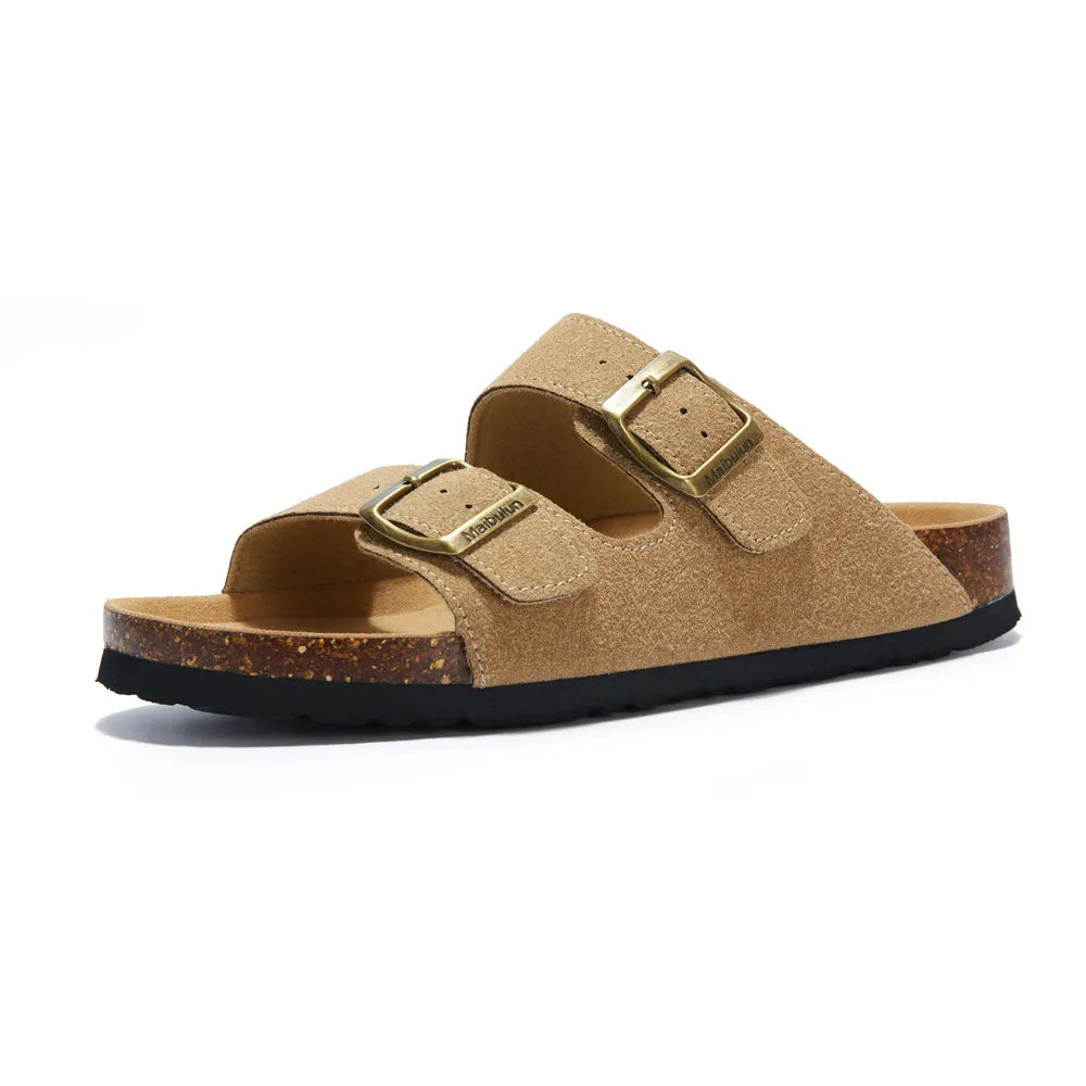 Sandália Birken Maibulun. Estilo, leveza, conforto e classe. Produto de altíssima qualidade, ótima para o verão, para passear, trabalhar, para o dia e para a noite. Feita de camurça na cor marrom claro.