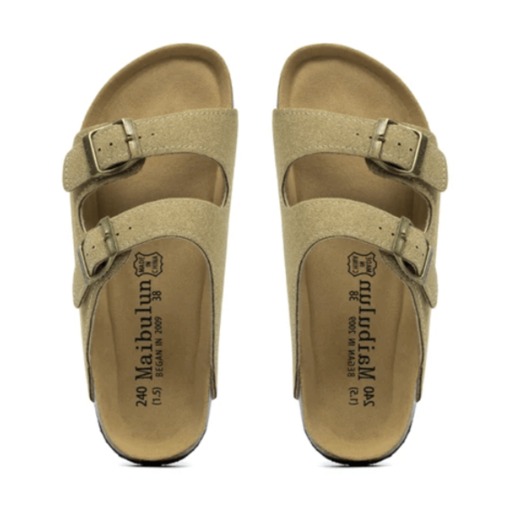 Sandália Birken Maibulun. Estilo, leveza, conforto e classe. Produto de altíssima qualidade, ótima para o verão, para passear, trabalhar, para o dia e para a noite. Feita de camurça na cor marrom claro.