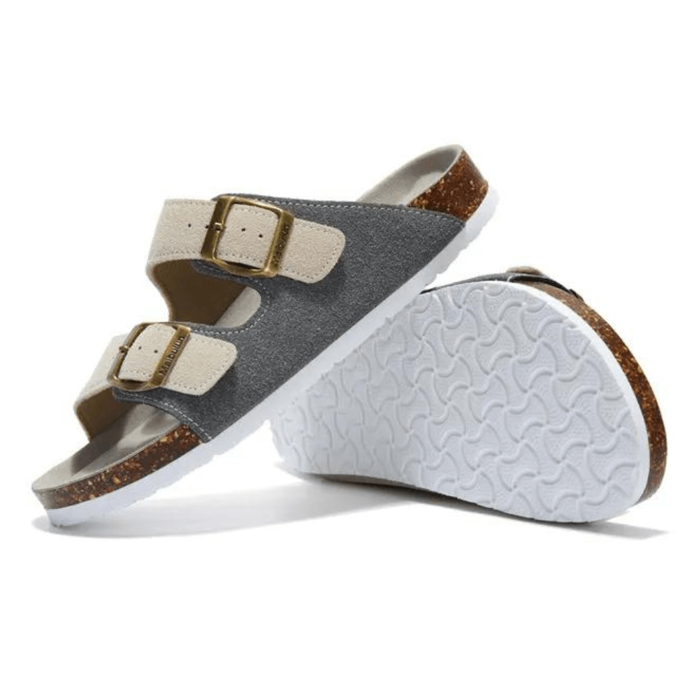 Sandália Birken Camurça, conforto excepcional com design europeu, unindo elegância atemporal e leveza. Perfeita para um estilo sofisticado e moderno.