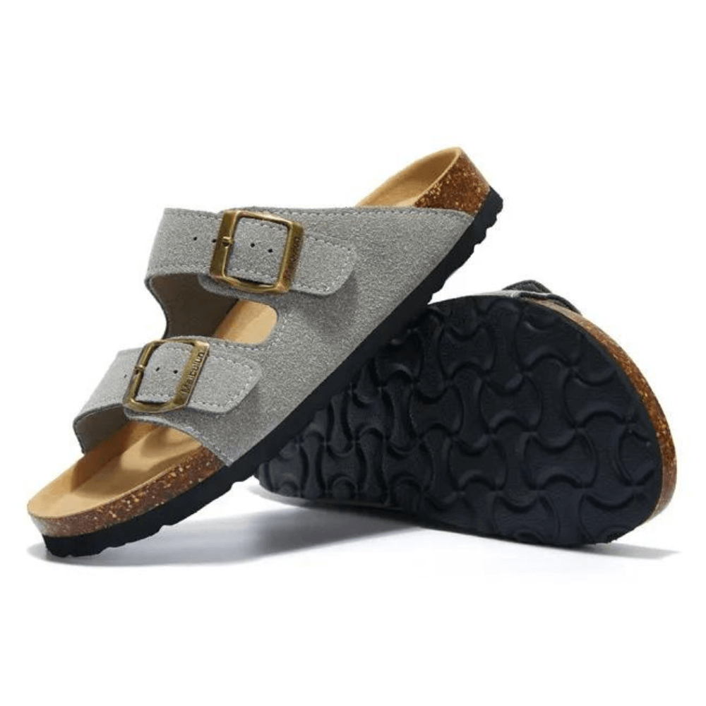 Sandália Birken Camurça, conforto excepcional com design europeu, unindo elegância atemporal e leveza. Perfeita para um estilo sofisticado e moderno.