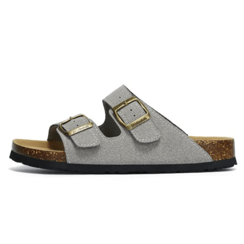 Sandália Birken Camurça, conforto excepcional com design europeu, unindo elegância atemporal e leveza. Perfeita para um estilo sofisticado e moderno.