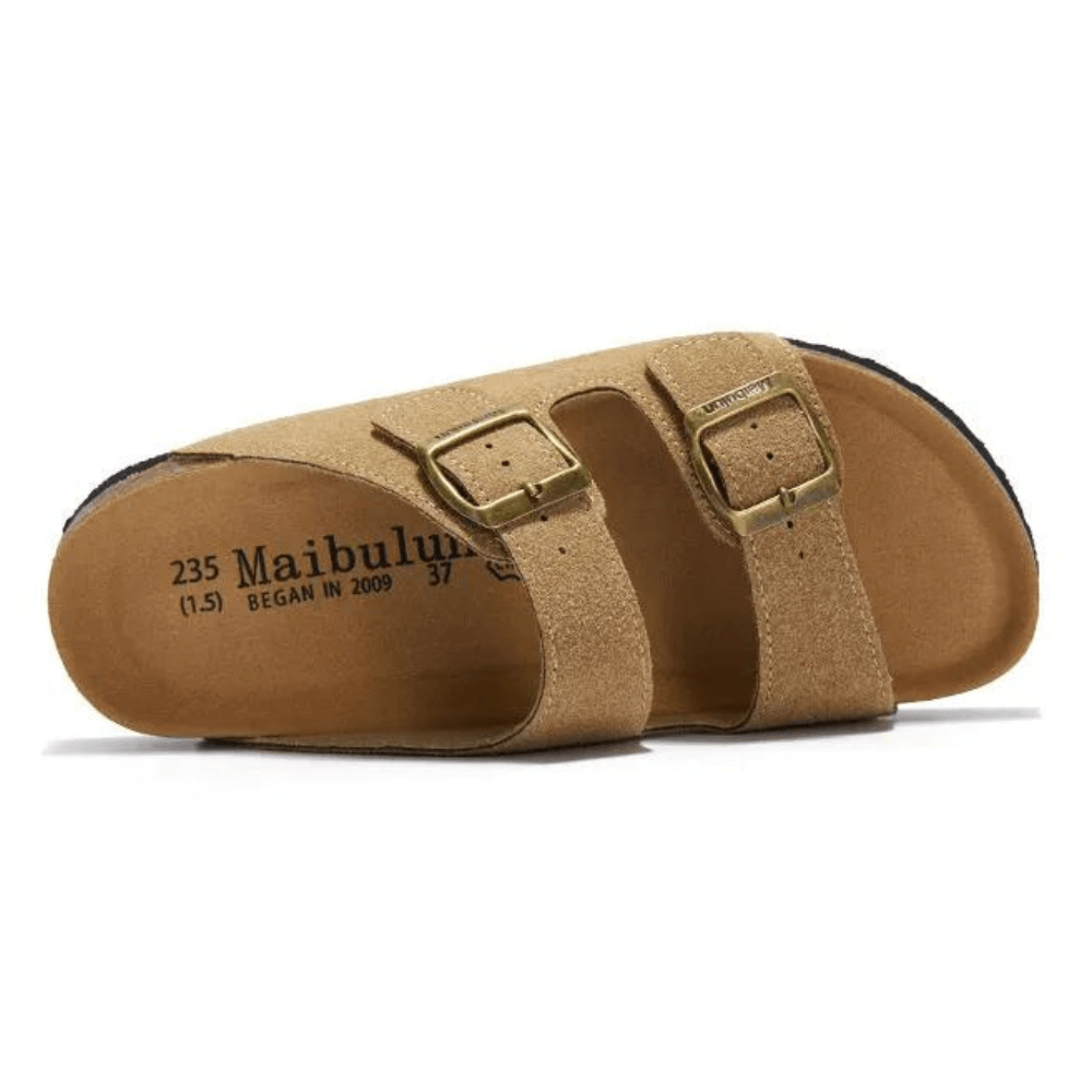 Sandália Birken Maibulun. Estilo, leveza, conforto e classe. Produto de altíssima qualidade, ótima para o verão, para passear, trabalhar, para o dia e para a noite. Feita de camurça na cor marrom claro.