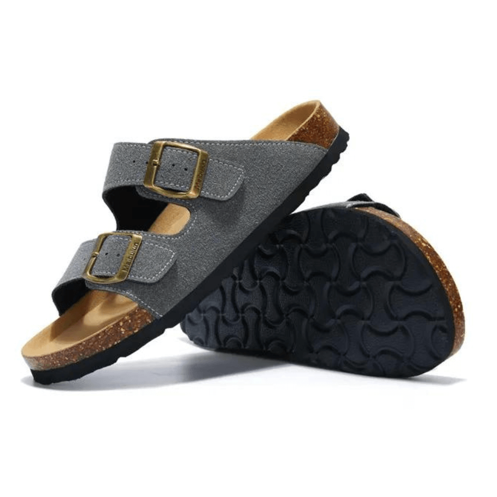 Sandália Birken Camurça, conforto excepcional com design europeu, unindo elegância atemporal e leveza. Perfeita para um estilo sofisticado e moderno.